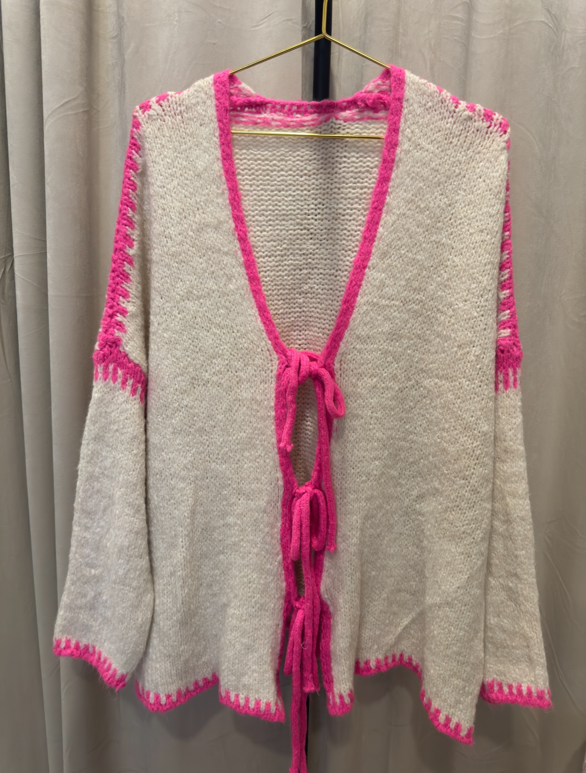 Strickjacke mit Bindedetails