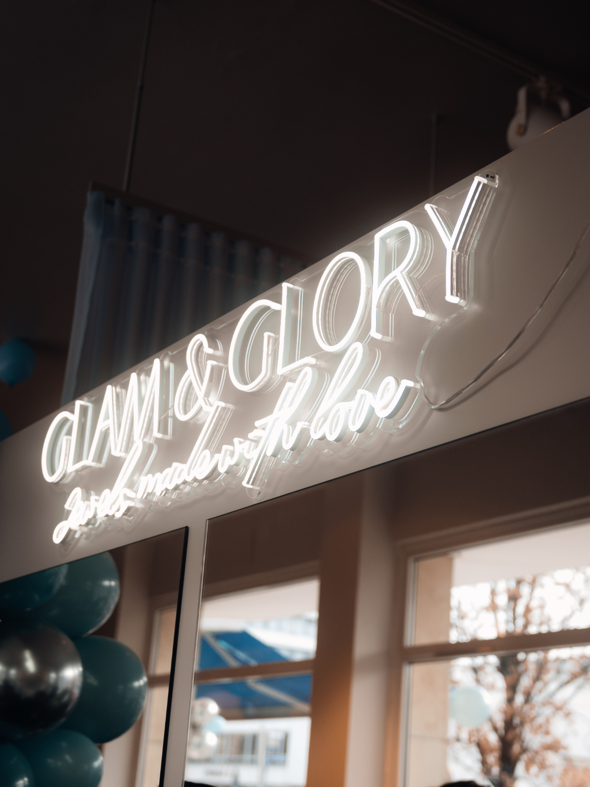 Leuchtschild von GLAM & GLORY am Schmuckladen in Nürnberg