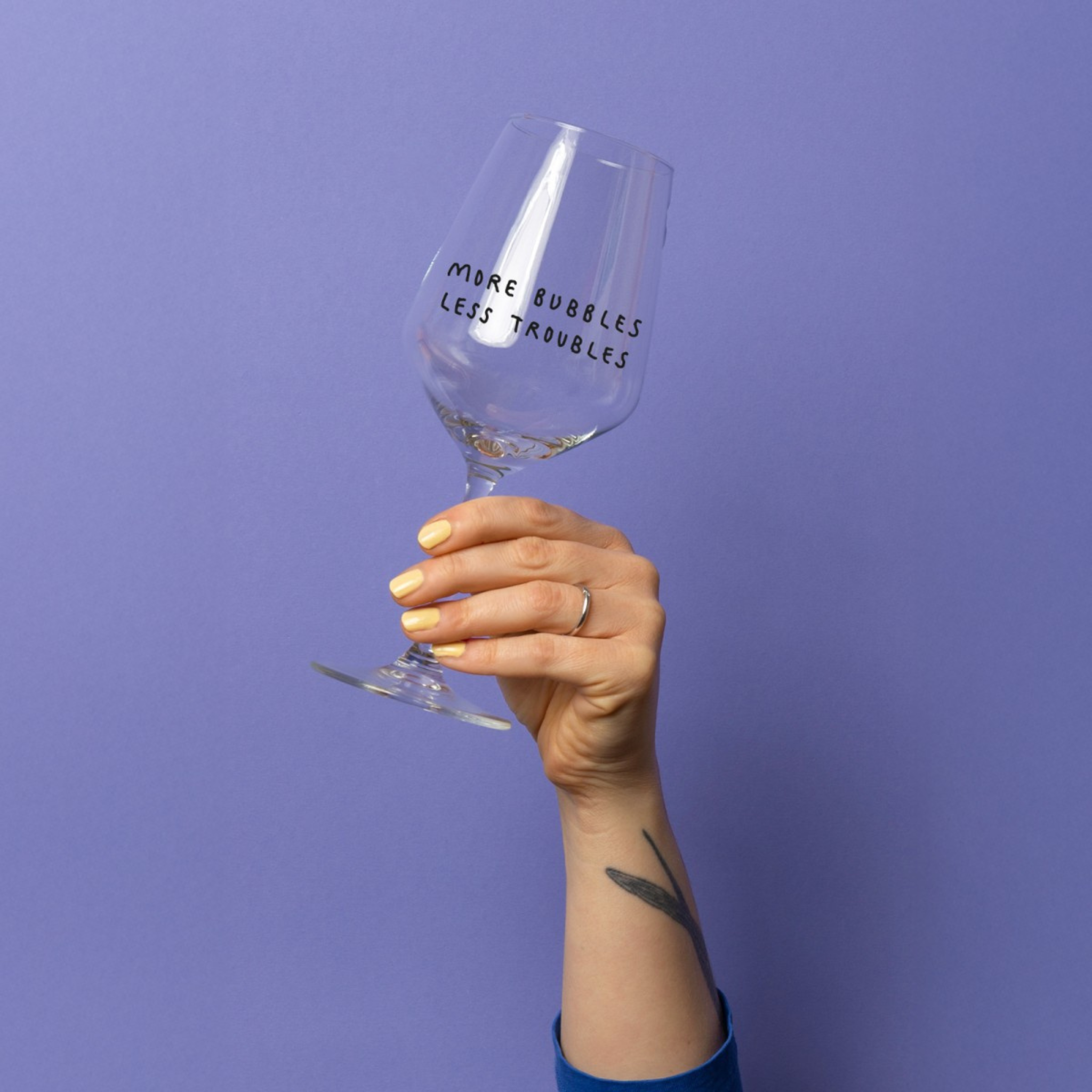 „More Bubbles Less Troubles“ Glas