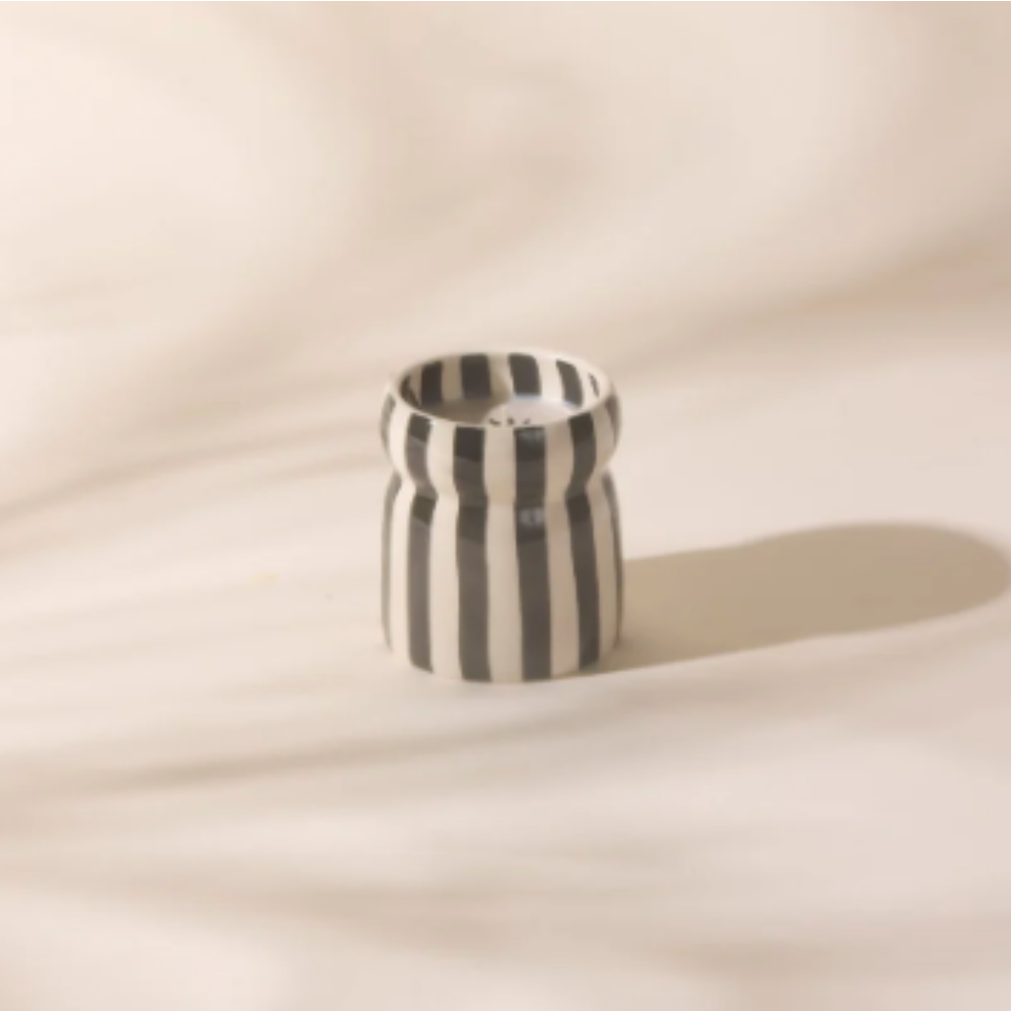 Cabana Keramik Kerze Schwarz gestreift 184g